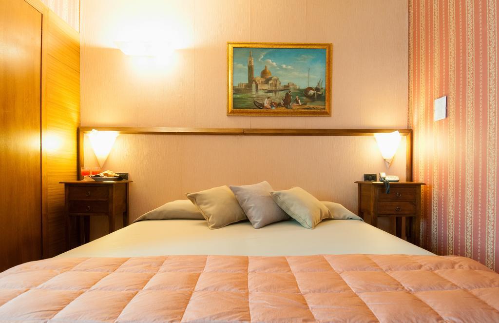 Holiday Rooms Antica Badia Volterra Rum bild