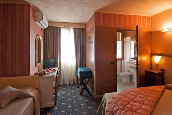 Holiday Rooms Antica Badia Volterra Exteriör bild